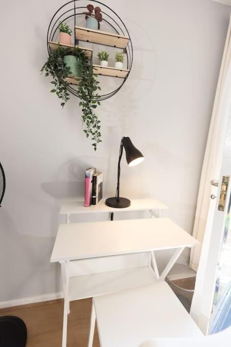 Tranquil 2 Bed Near Downtown & Free Parking Apartment London