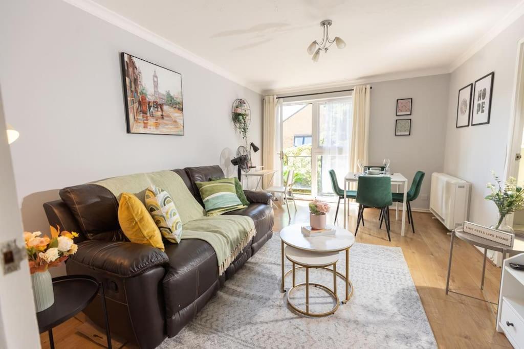 Tranquil 2 Bed Near Downtown & Free Parking * London