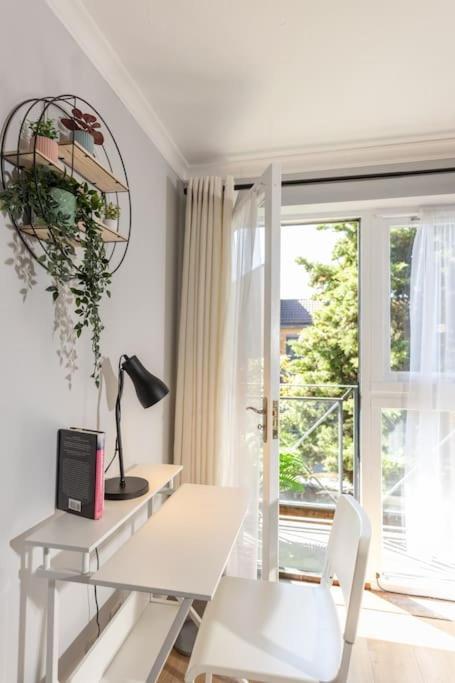 Tranquil 2 Bed Near Downtown & Free Parking * London
