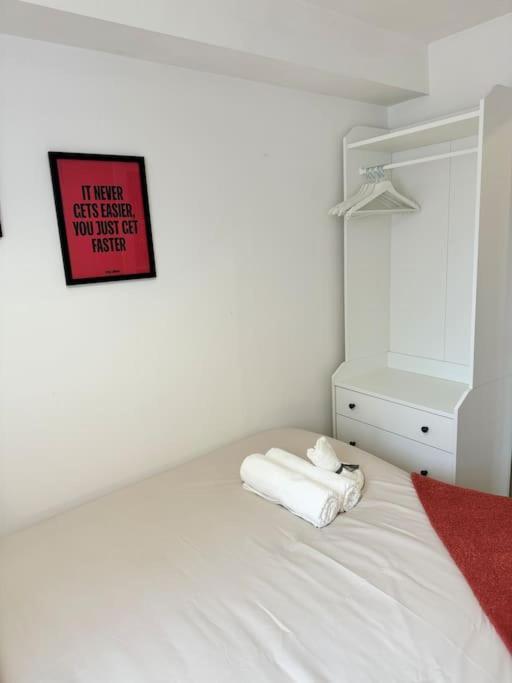 Tranquil 2 Bed Near Downtown & Free Parking London