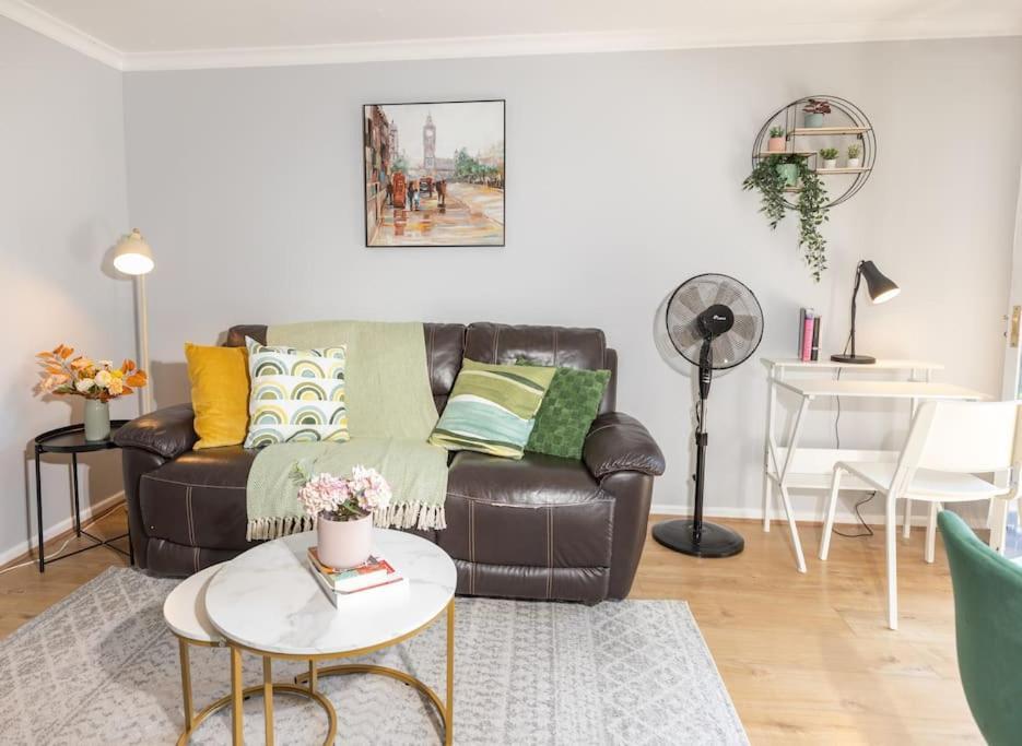 Tranquil 2 Bed Near Downtown & Free Parking * London