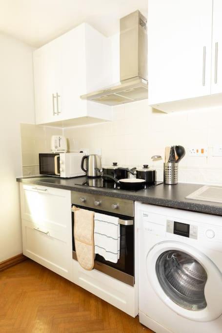 Tranquil 2 Bed Near Downtown & Free Parking Apartment *