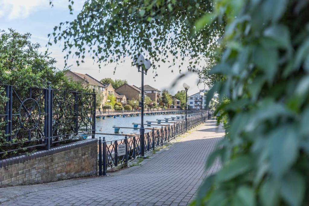 Apartment Tranquil 2 Bed Near Downtown & Free Parking London