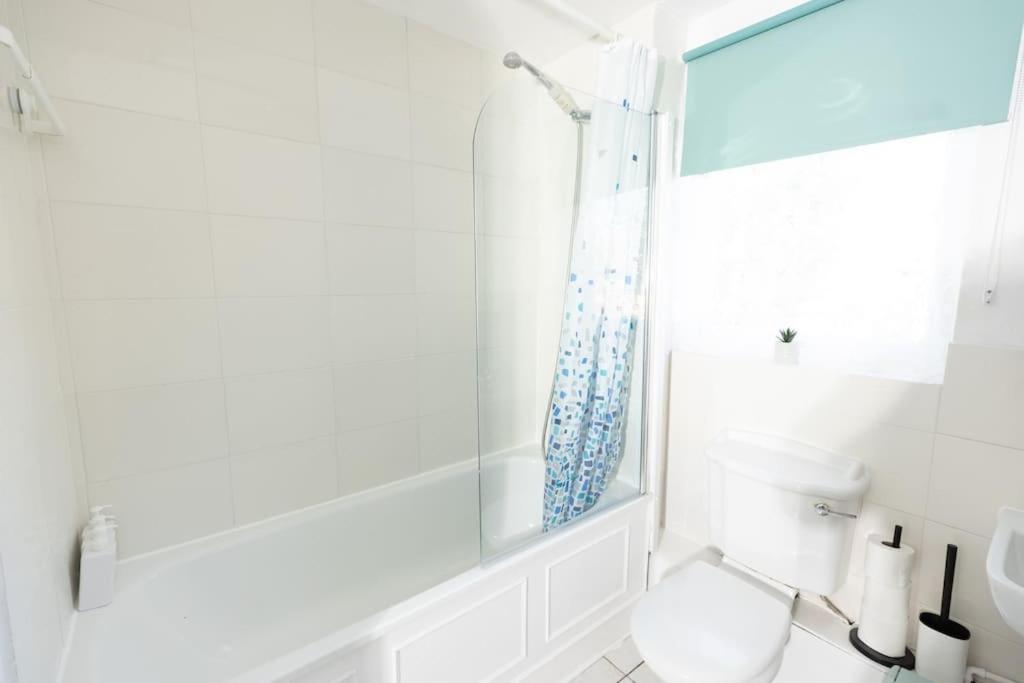 Tranquil 2 Bed Near Downtown & Free Parking * London