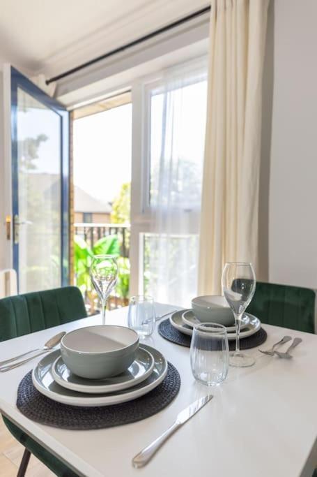 Tranquil 2 Bed Near Downtown & Free Parking Apartment *
