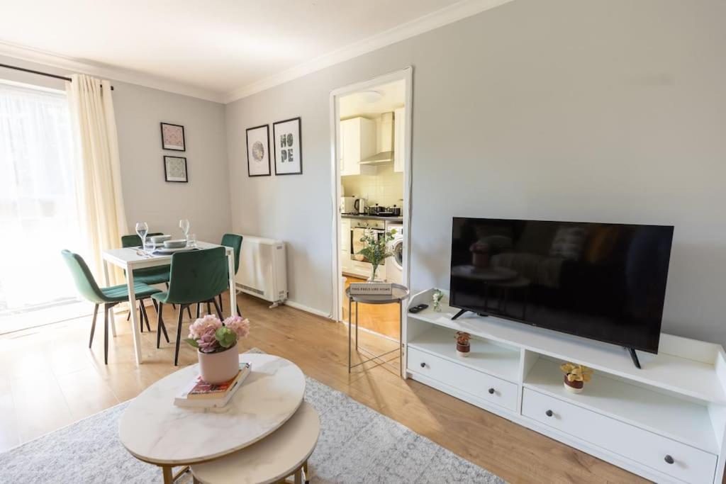 Apartment Tranquil 2 Bed Near Downtown & Free Parking London