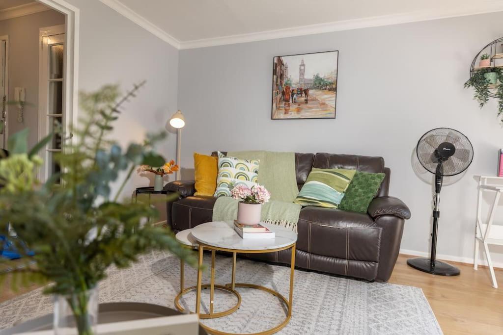 Tranquil 2 Bed Near Downtown & Free Parking * London