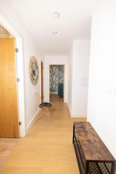 Stylish 3 Bed Near Downtown & Free Parking Apartamento