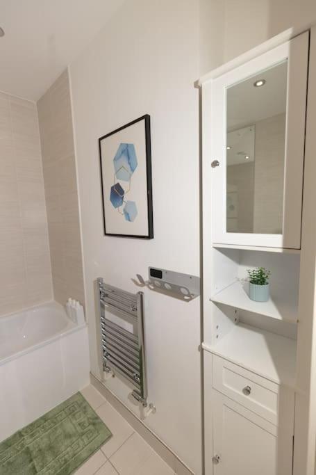Stylish 3 Bed Near Downtown & Free Parking Apartamento *