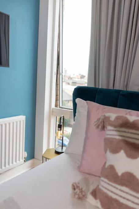 Apartamento Stylish 3 Bed Near Downtown & Free Parking Londres