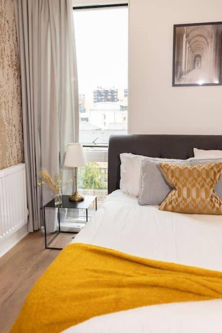 Stylish 3 Bed Near Downtown & Free Parking Apartamento *