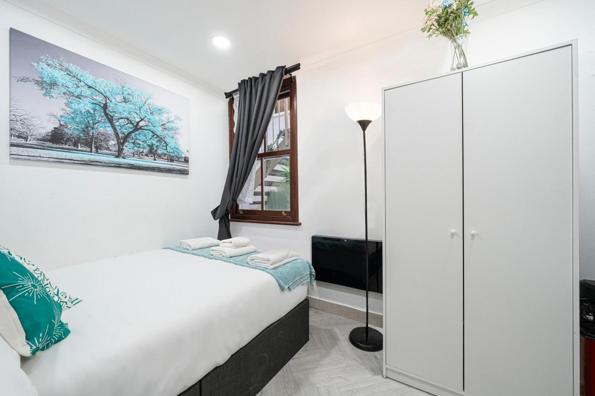 Comfy Small Basement In Kensington Olympia Apartment