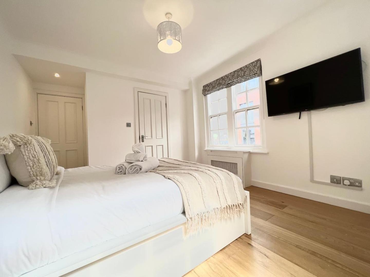 Apartment 3 Bed Apartment- *