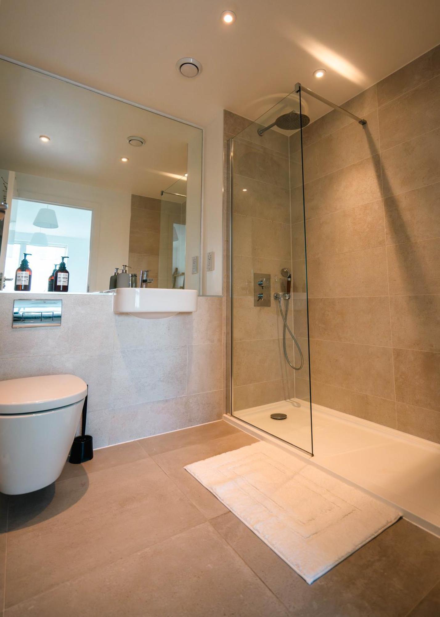 Apartment Abodess Near Wembley - 2bdr With Super King, Secure Free Parking & Balcony Views