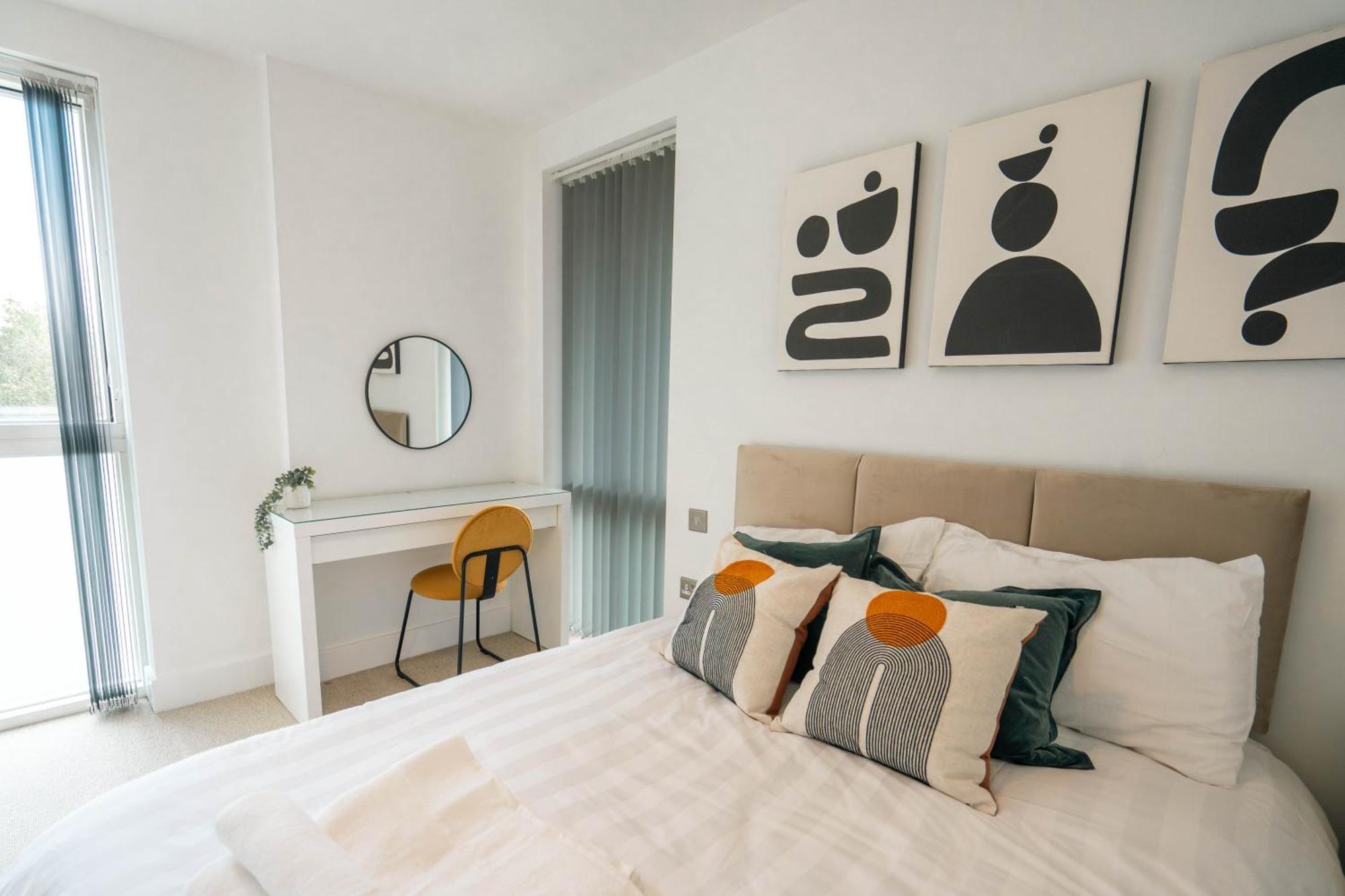 Abodess Near Wembley - 2bdr With Super King, Secure Free Parking & Balcony Views Apartment