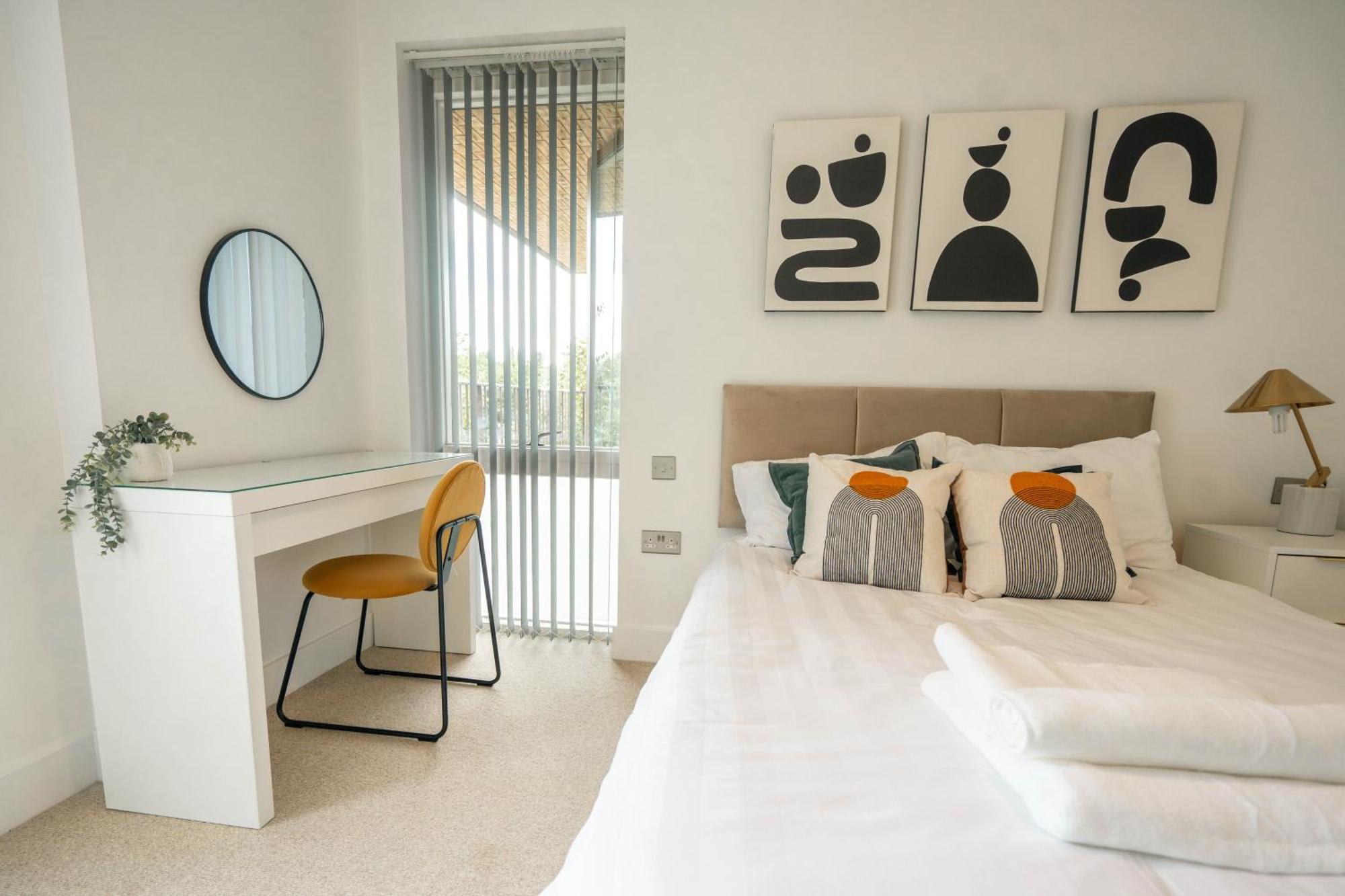 Apartment Abodess Near Wembley - 2bdr With Super King, Secure Free Parking & Balcony Views *