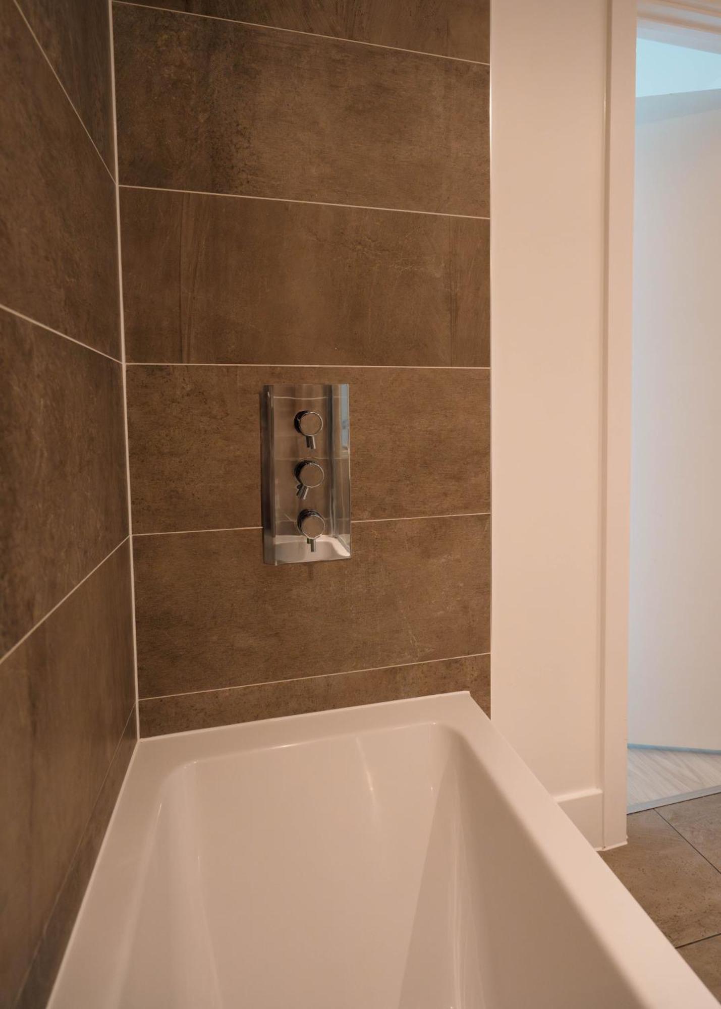 Abodess Near Wembley - 2bdr With Super King, Secure Free Parking & Balcony Views *