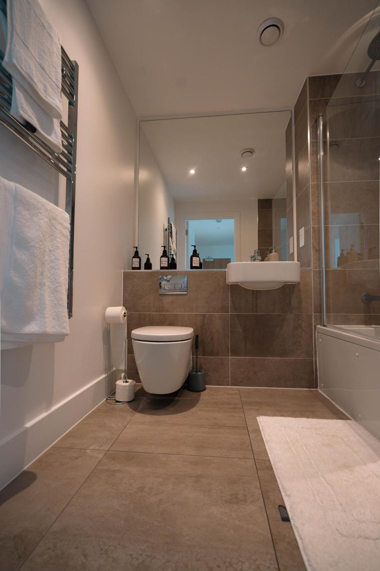 Abodess Near Wembley - 2bdr With Super King, Secure Free Parking & Balcony Views * London