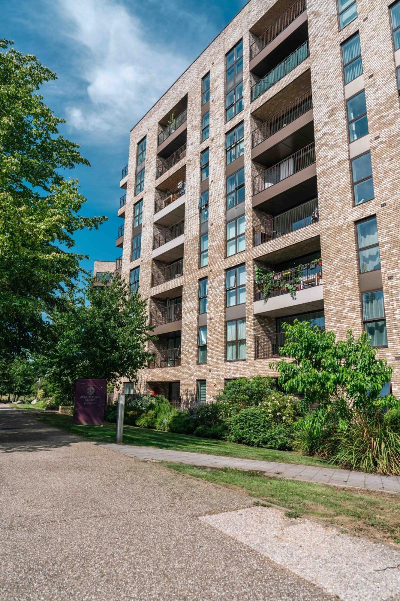 Abodess Near Wembley - 2bdr With Super King, Secure Free Parking & Balcony Views Apartment London