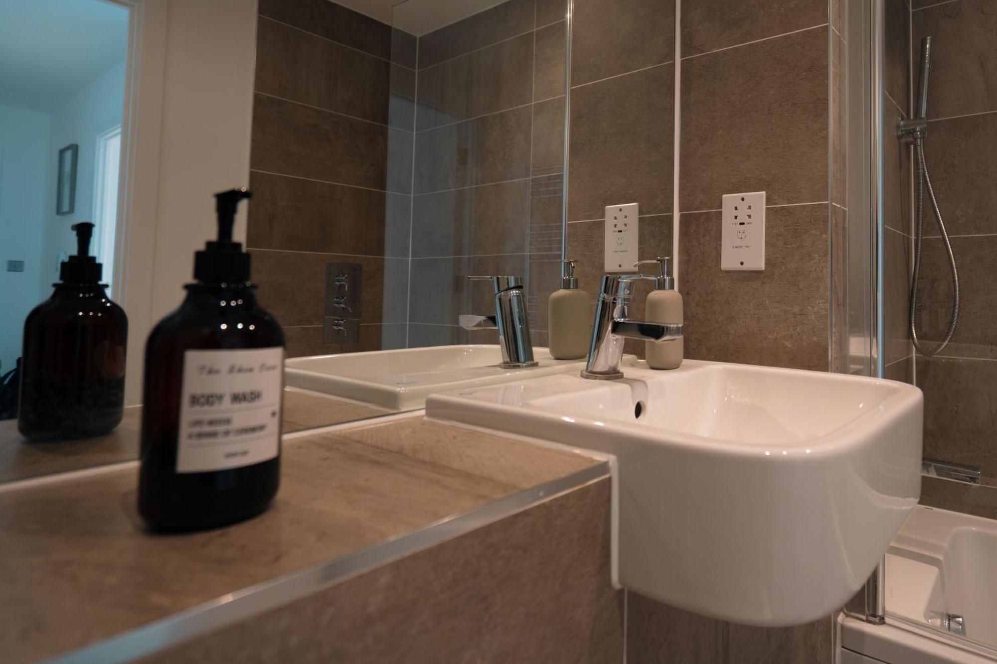 Abodess Near Wembley - 2bdr With Super King, Secure Free Parking & Balcony Views