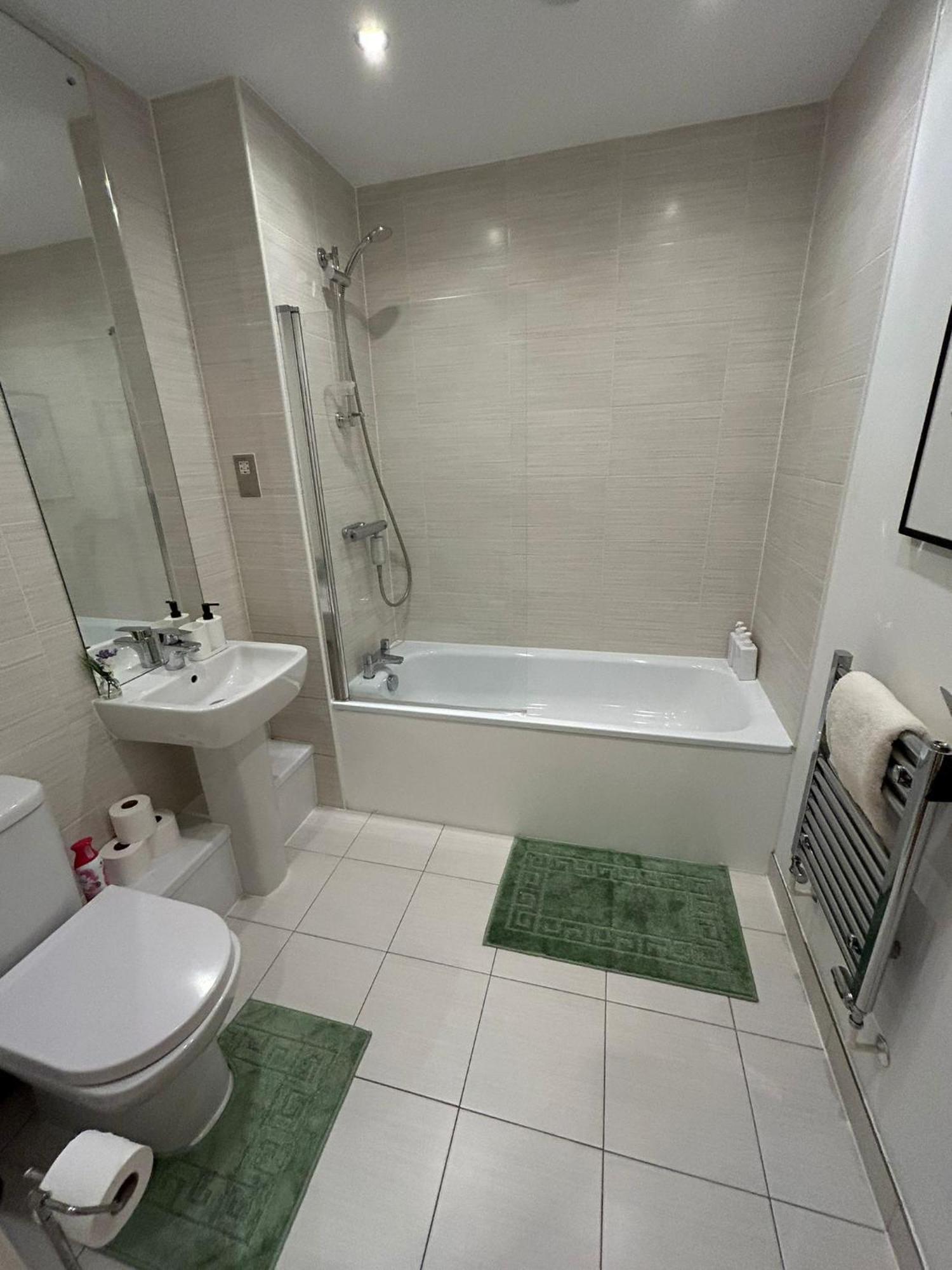 Stylish 3 Bed Near Downtown & Free Parking Apartamento