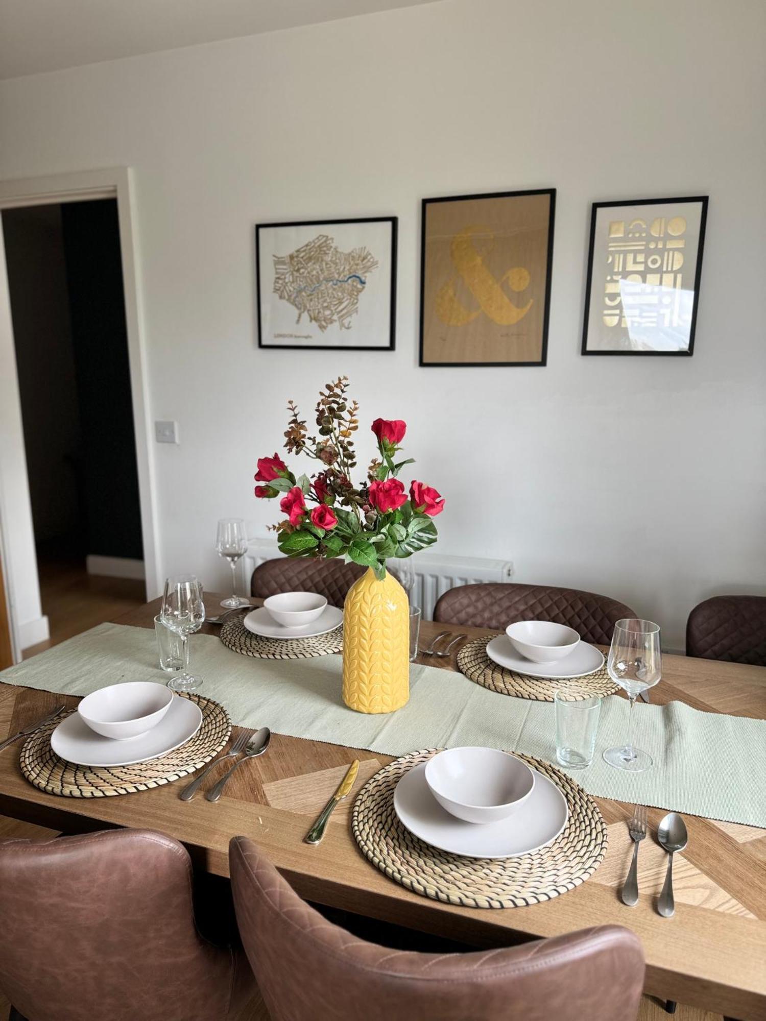 Stylish 3 Bed Near Downtown & Free Parking Apartamento *
