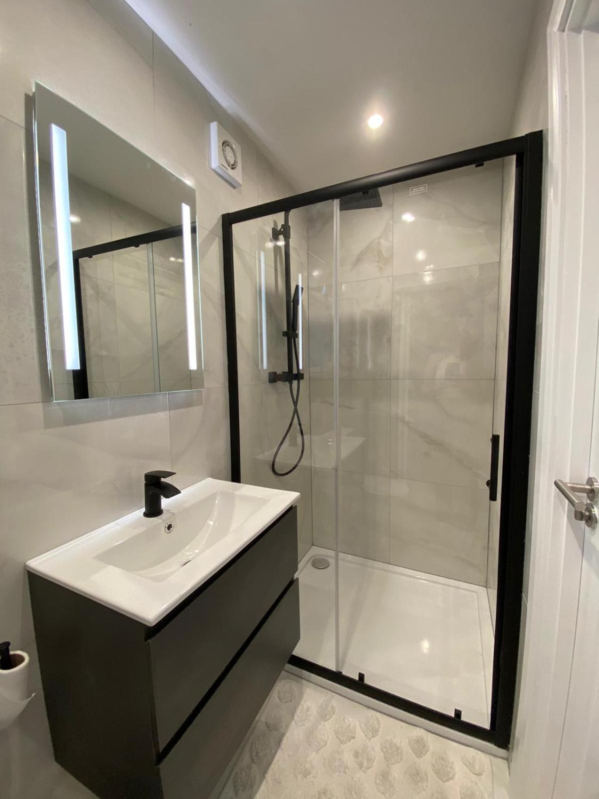 Beautiful Newly Renovated House Sleeps 6 People, Only 12 Minutes By Tube To Oxford Circus London