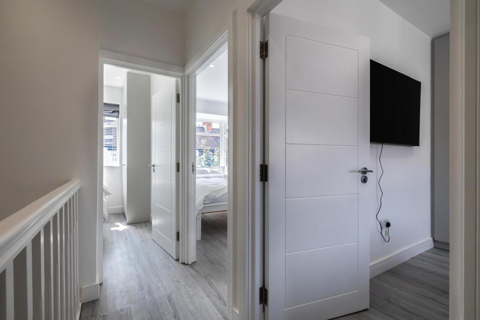 Modern With Driveway Parking For 2 Vehicles, Near Tottenham Hotspur Stadium, White Hart Lane Train Station Casa de férias Londres