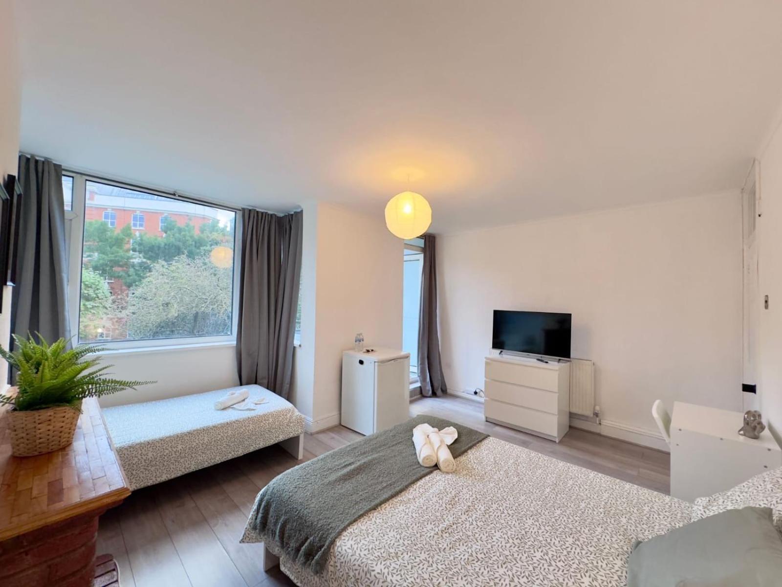 Buxton Court Homestay *