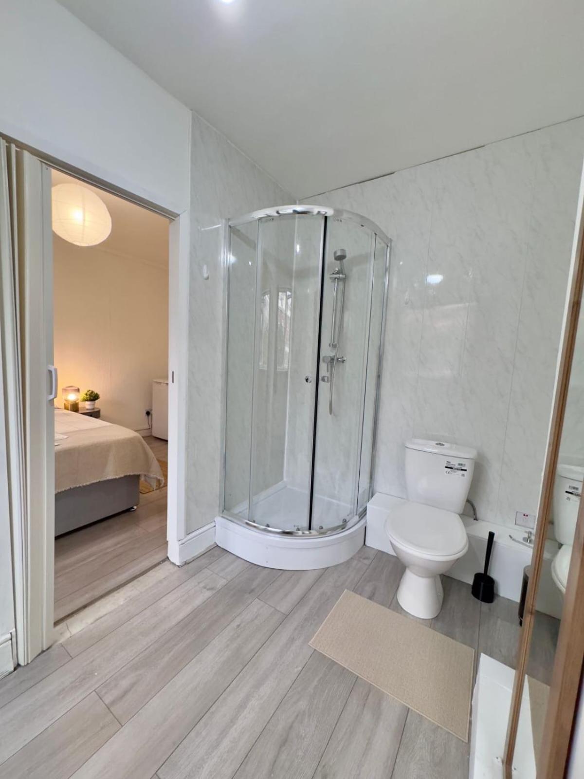 Buxton Court Homestay *