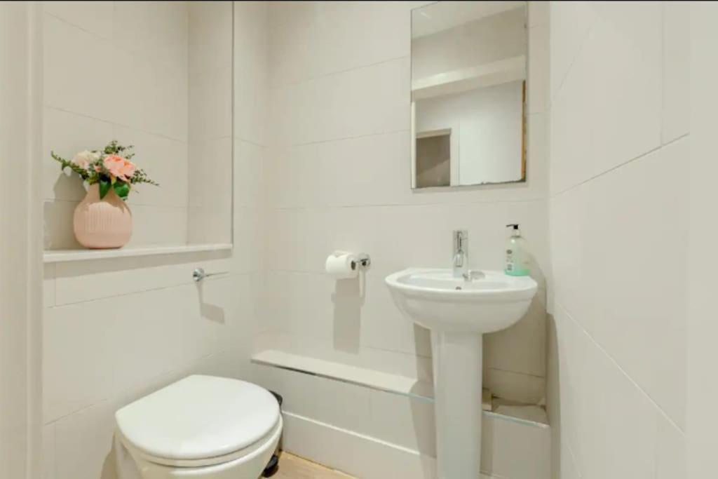 Gorgeous 4-level 3br - Check Profile Apartment *