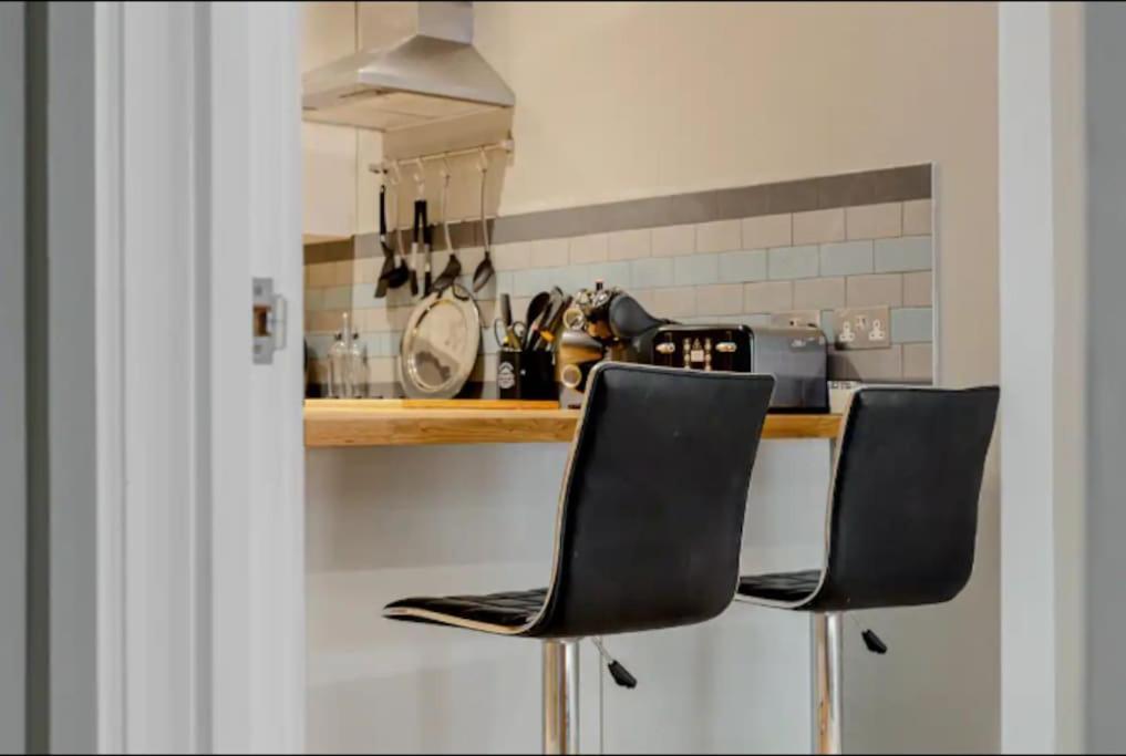 Gorgeous 4-level 3br - Check Profile London