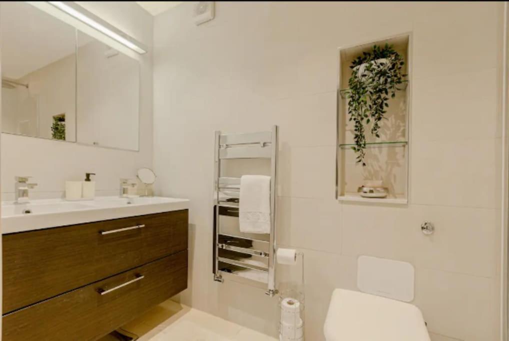 Gorgeous 4-level 3br - Check Profile Apartment