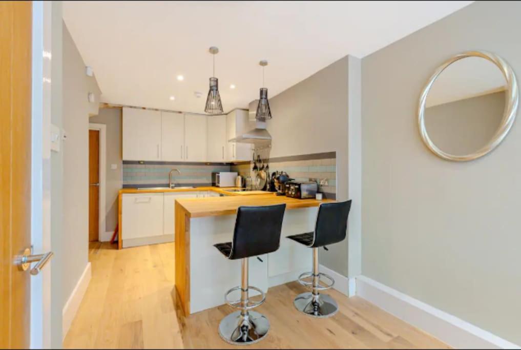 Gorgeous 4-level 3br - Check Profile Apartment London