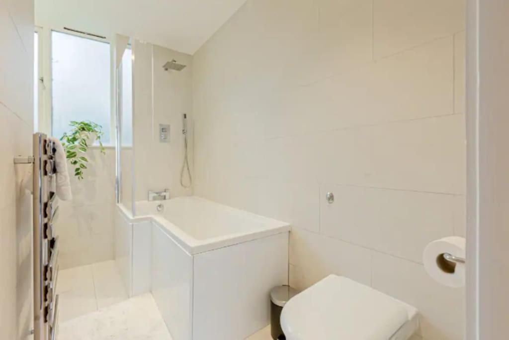 Gorgeous 4-level 3br - Check Profile London