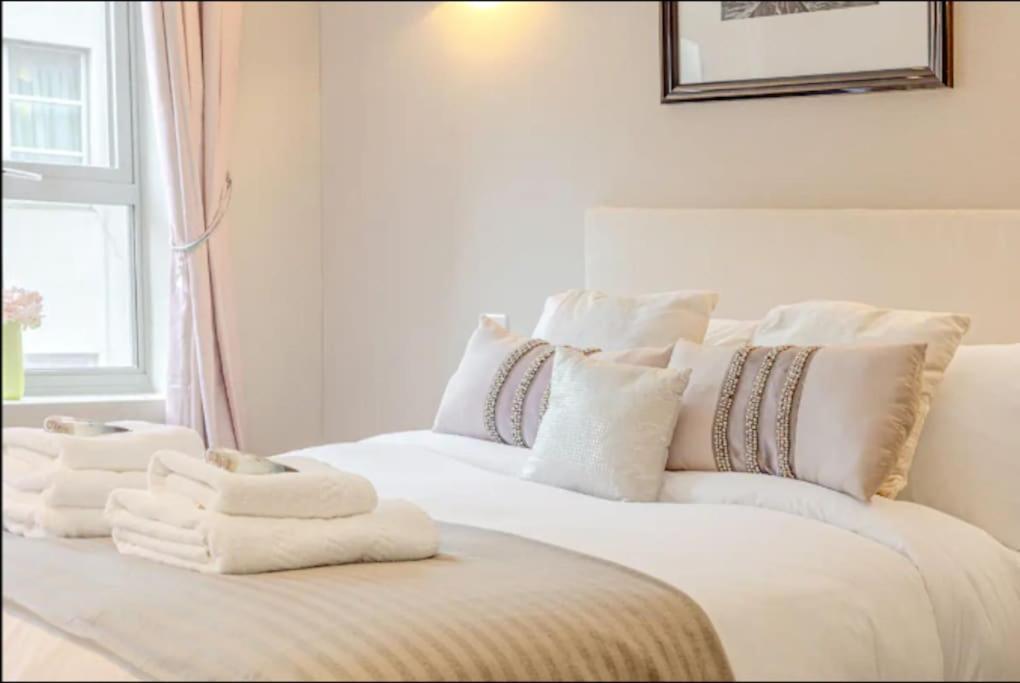 Gorgeous 4-level 3br - Check Profile * London