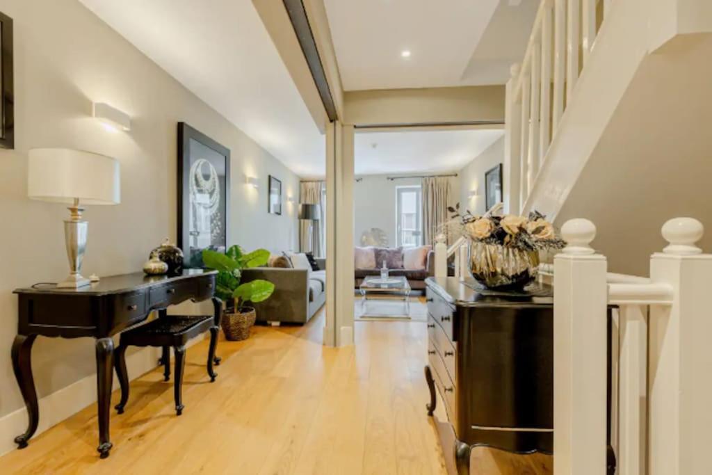 Gorgeous 4-level 3br - Check Profile Apartment