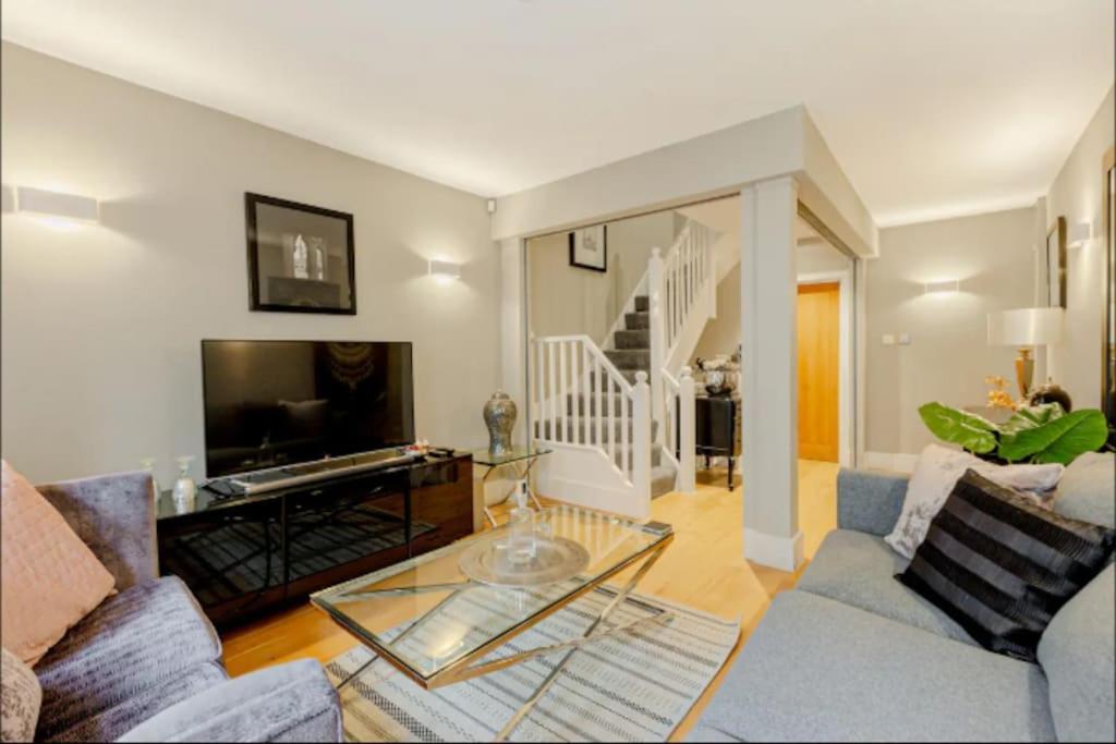 Apartment Gorgeous 4-level 3br - Check Profile