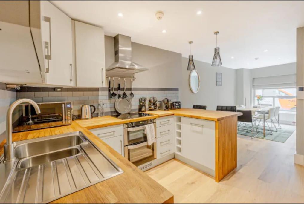 Gorgeous 4-level 3br - Check Profile London