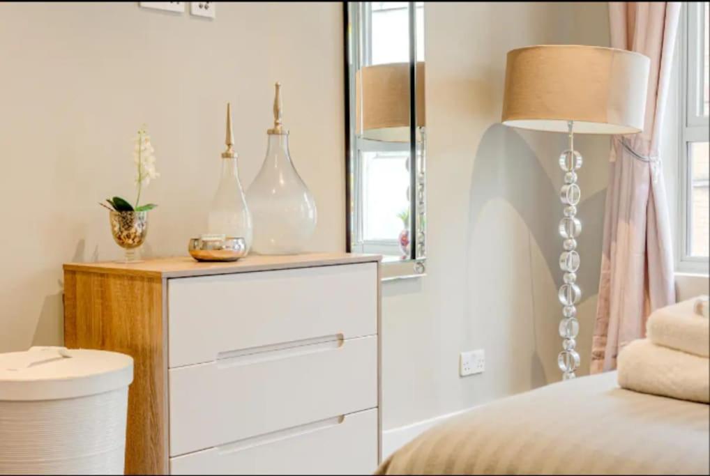 Gorgeous 4-level 3br - Check Profile Apartment *