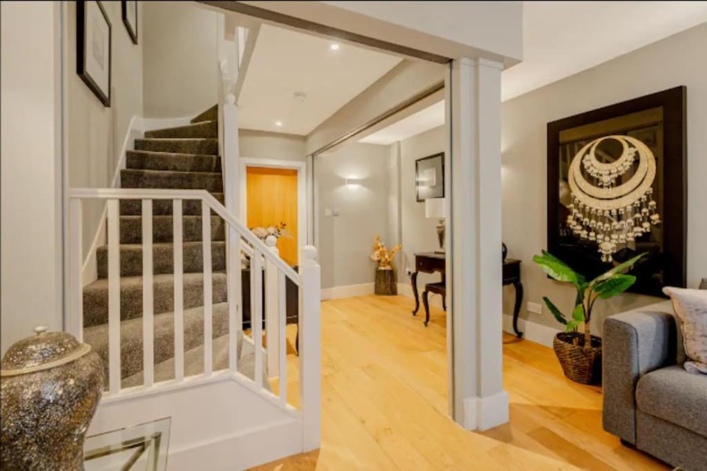 Gorgeous 4-level 3br - Check Profile Apartment London