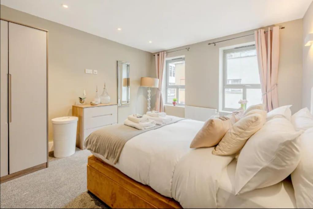 Gorgeous 4-level 3br - Check Profile Apartment