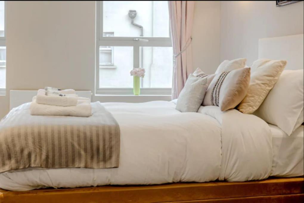 Gorgeous 4-level 3br - Check Profile Apartment *