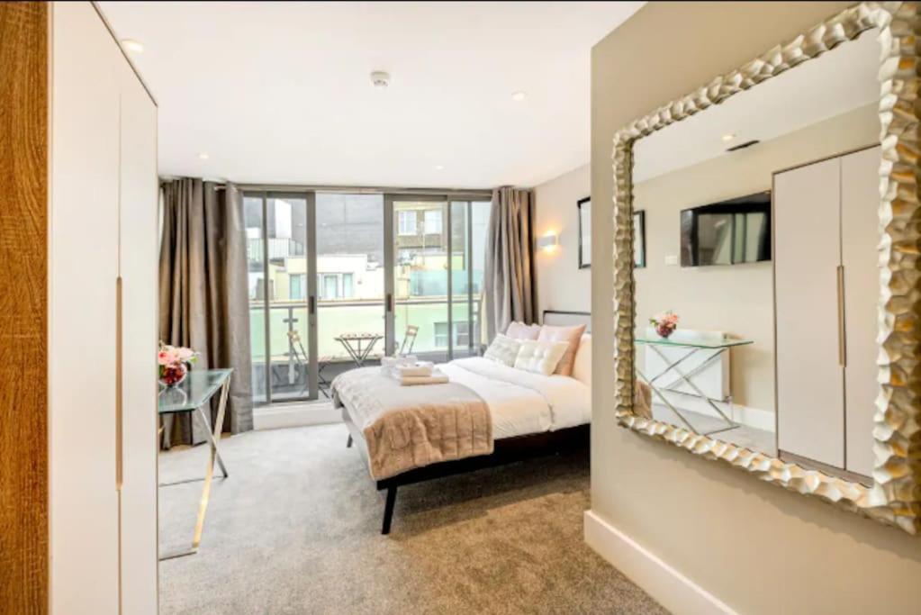 Gorgeous 4-level 3br - Check Profile Apartment London