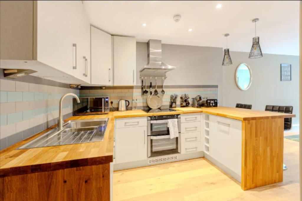 Gorgeous 4-level 3br - Check Profile Apartment