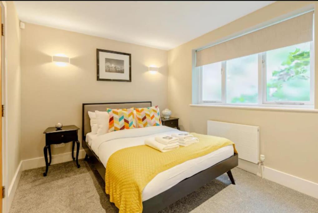 Gorgeous 4-level 3br - Check Profile * London