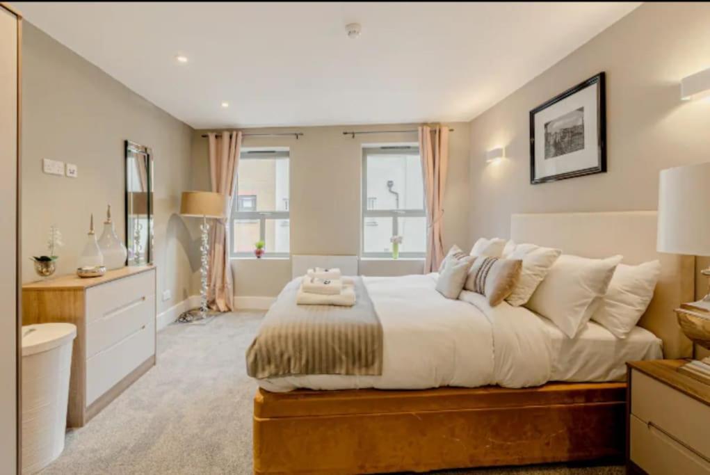 Gorgeous 4-level 3br - Check Profile Apartment