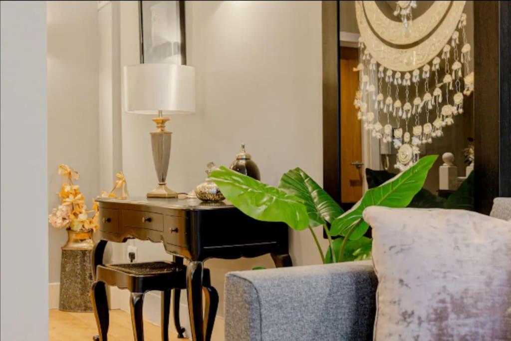 Apartment Gorgeous 4-level 3br - Check Profile