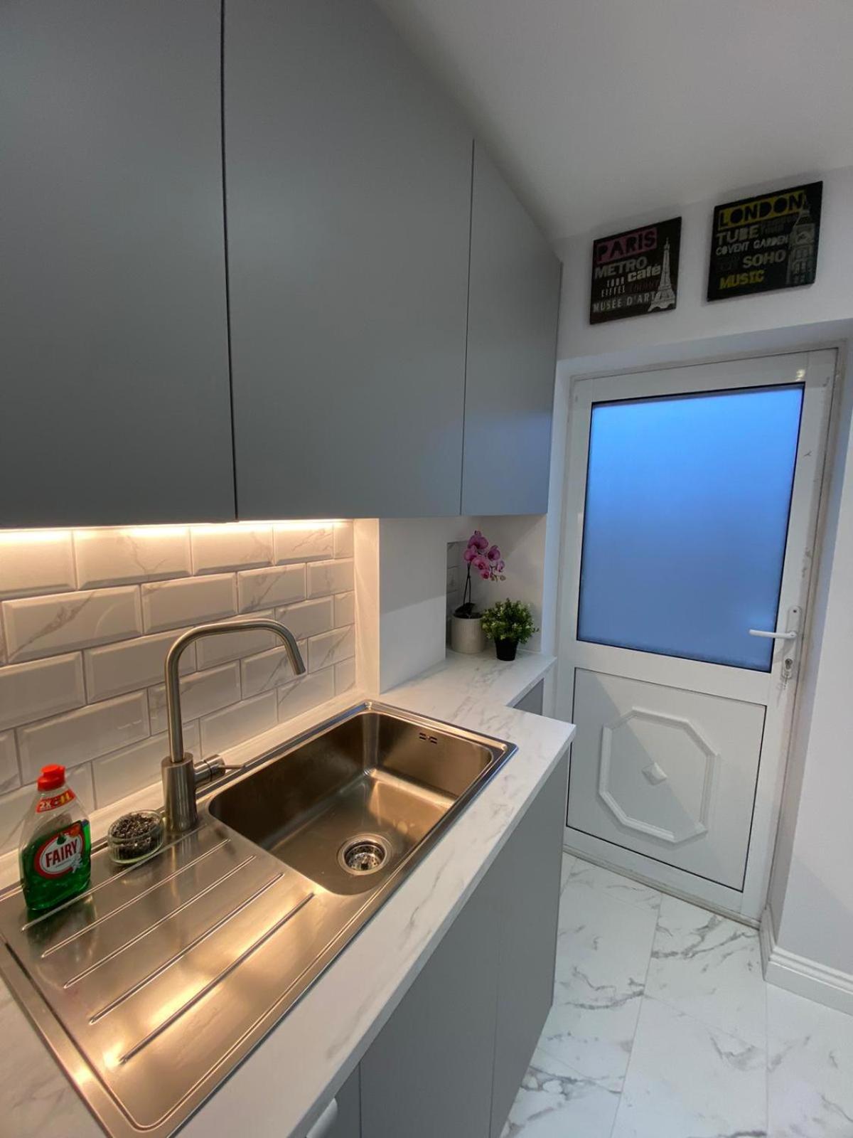 Beautiful Newly Renovated House Sleeps 6 People, Only 12 Minutes By Tube To Oxford Circus * London
