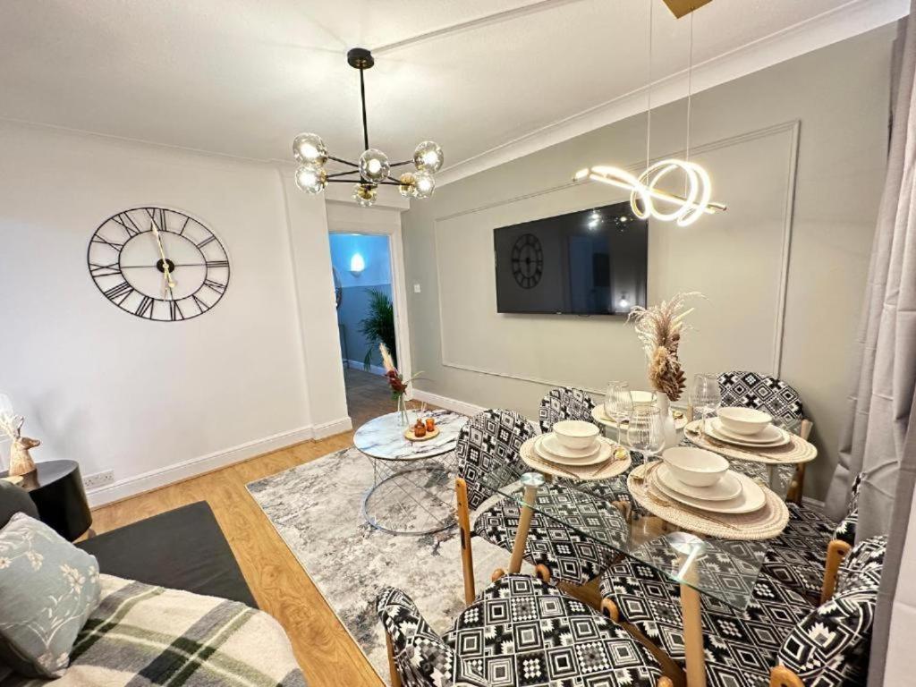 Three Bedroom Near Hyde Park Apartamento *